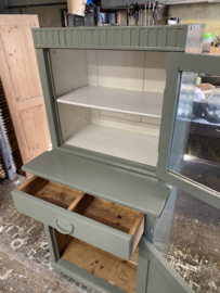 Groen vitrinekastje met onderkast.