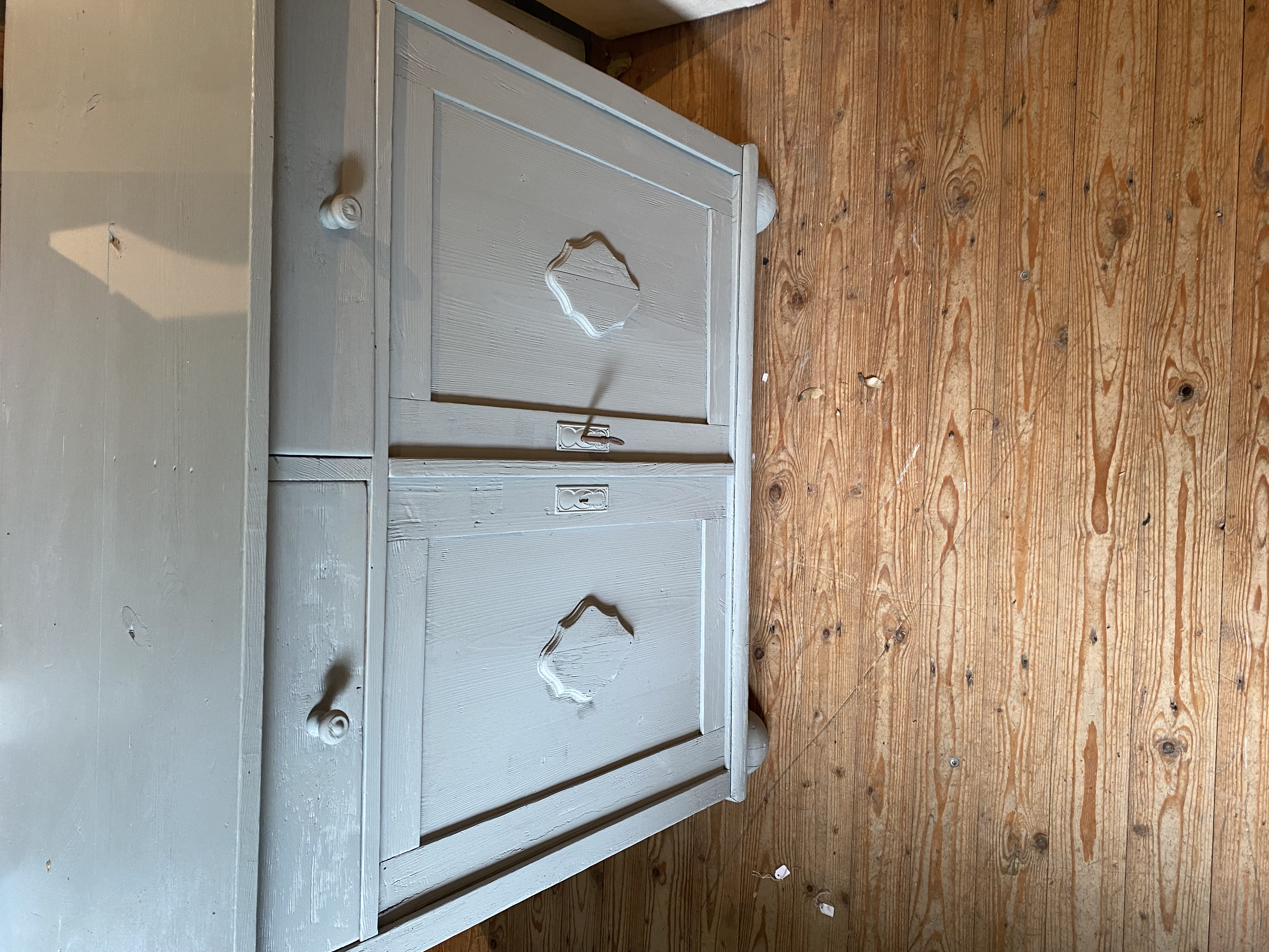 Grijze kast / commode met 2 bovenlades