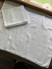 Antieke doeken met monogram
