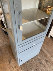 ( Verkocht ) Prachtige houten grijze vitrinekast.