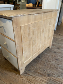 Ladenkastje met lades op de kopsekant.