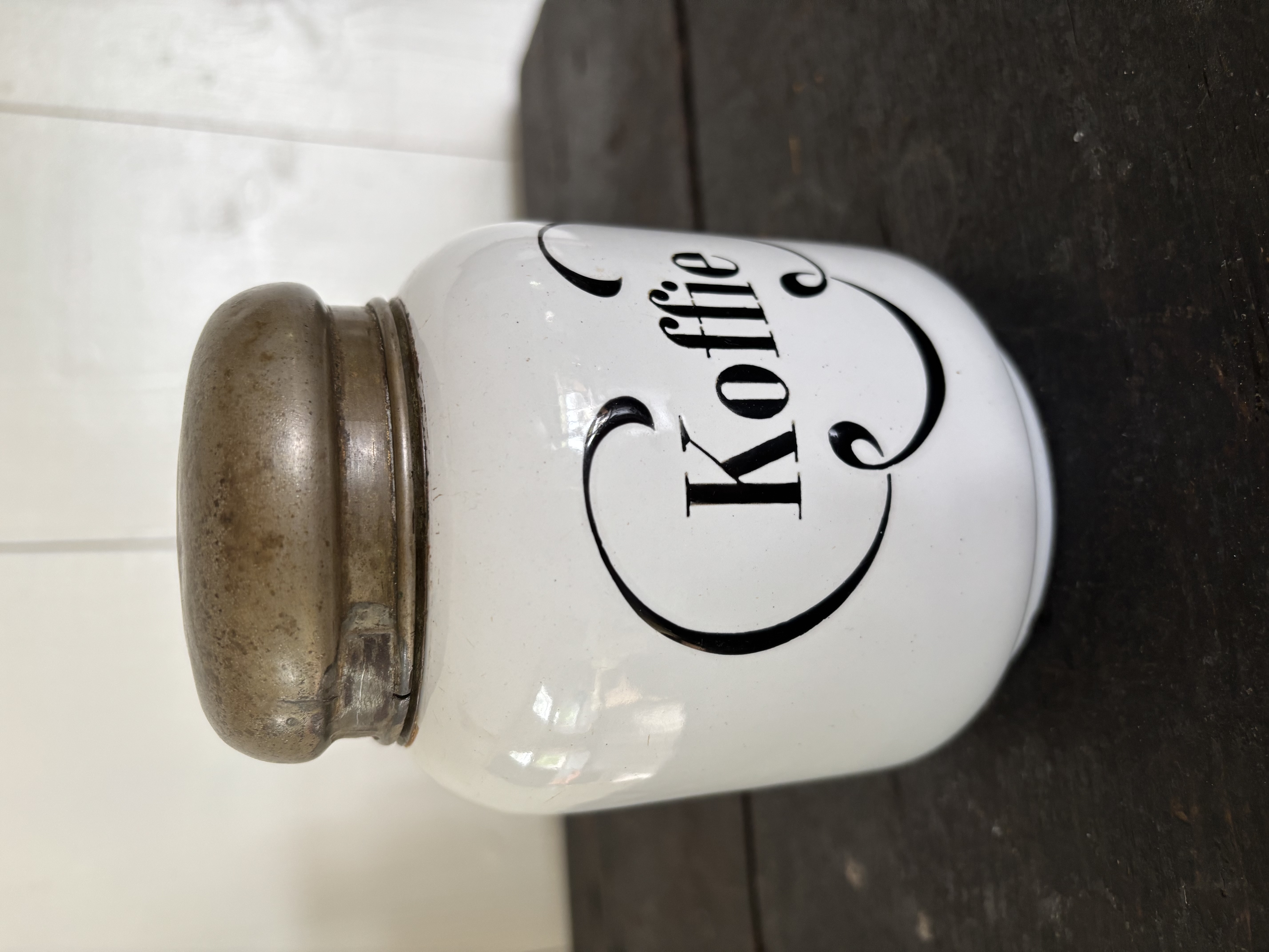(Verkocht)Oude koffiebus wit met zwarte letter