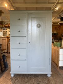 Prachtige grote grijze spekkast met 5 laden.