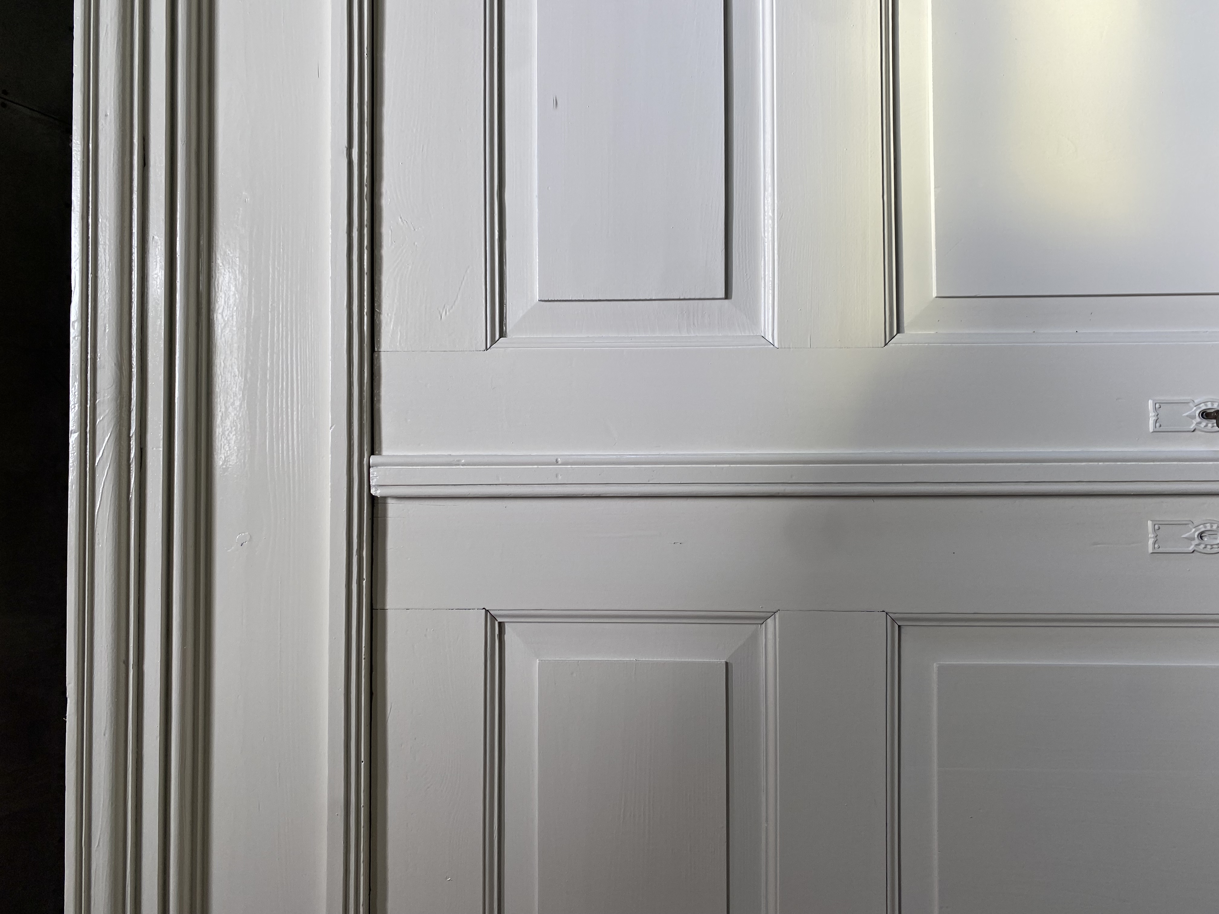 Grote roomwitte demontabele kast