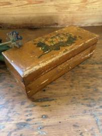 Houten doosje met bloemen