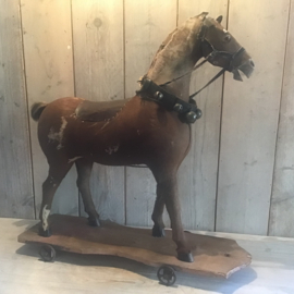 Groot paard op wielen