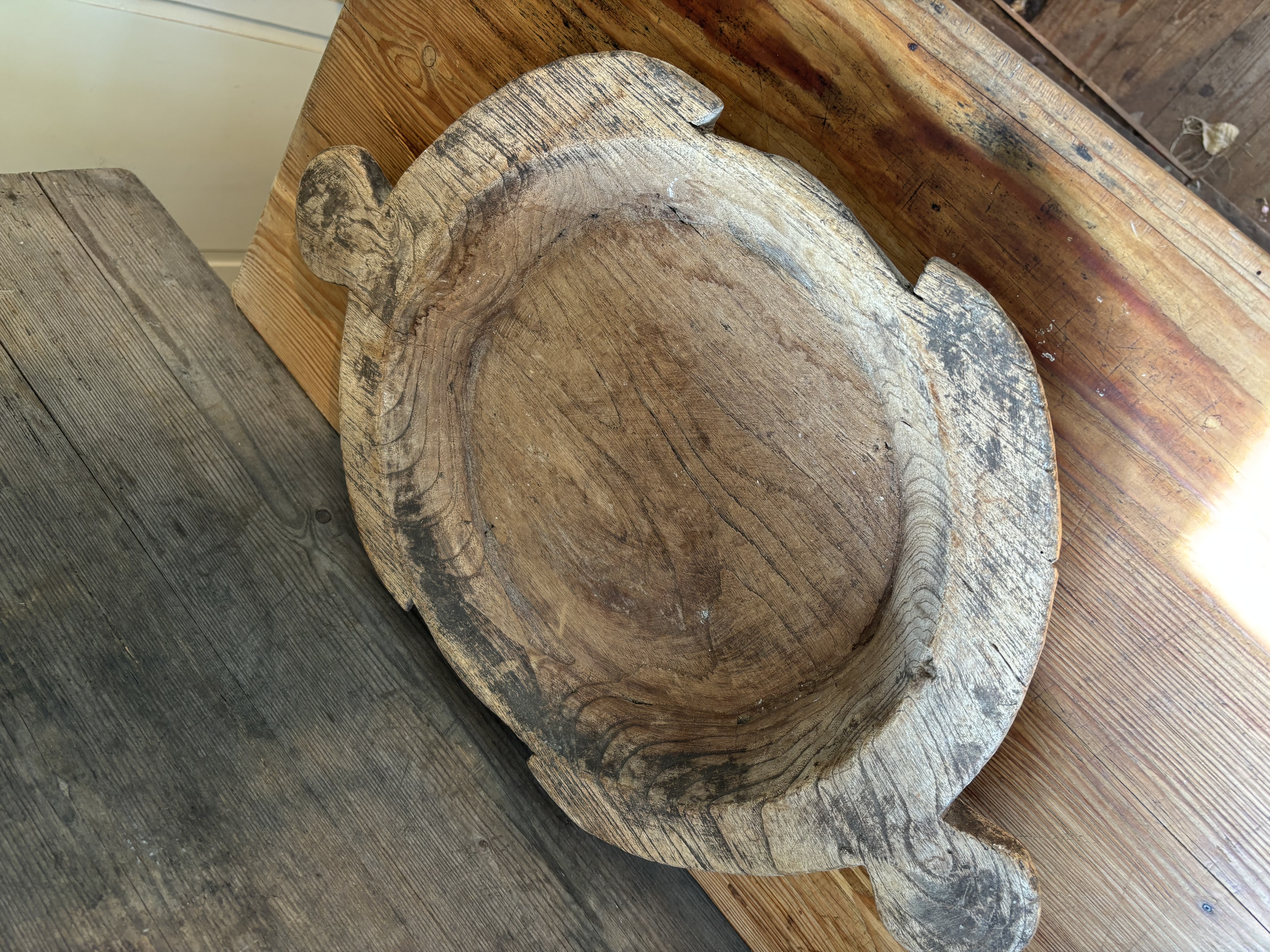 Oud houten schaal met handvatten