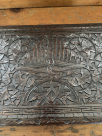 Prachtig gestoken kist met een vogel