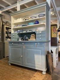 Grote winkelkast met veel lades.