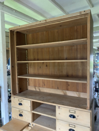 Oud grenen winkelkast. Kast is in 2 delen. ( onder/bovenkant )