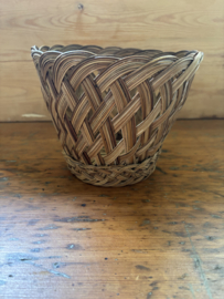 Vintage rieten gevlochten bloempot