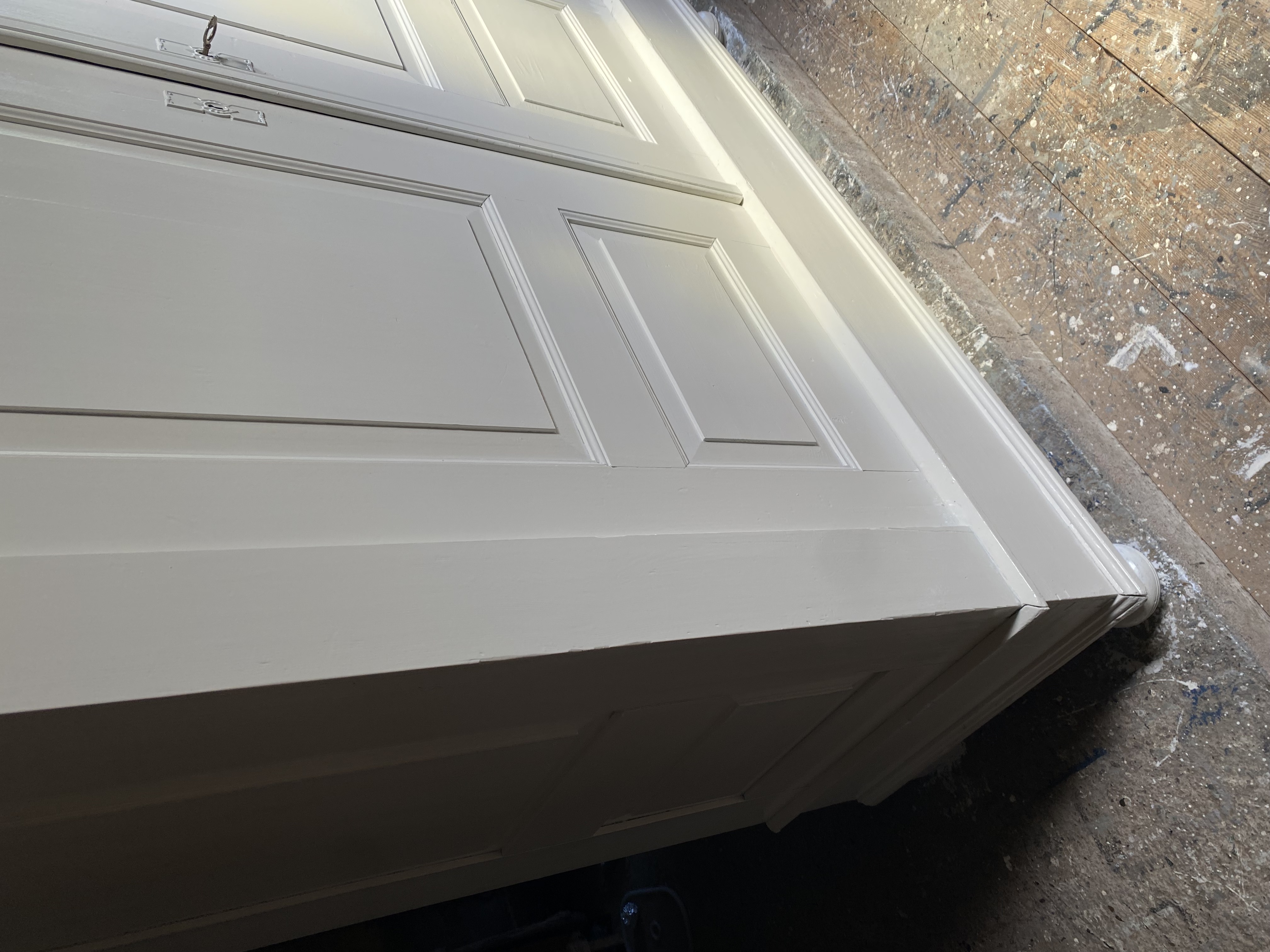Grote roomwitte demontabele kast