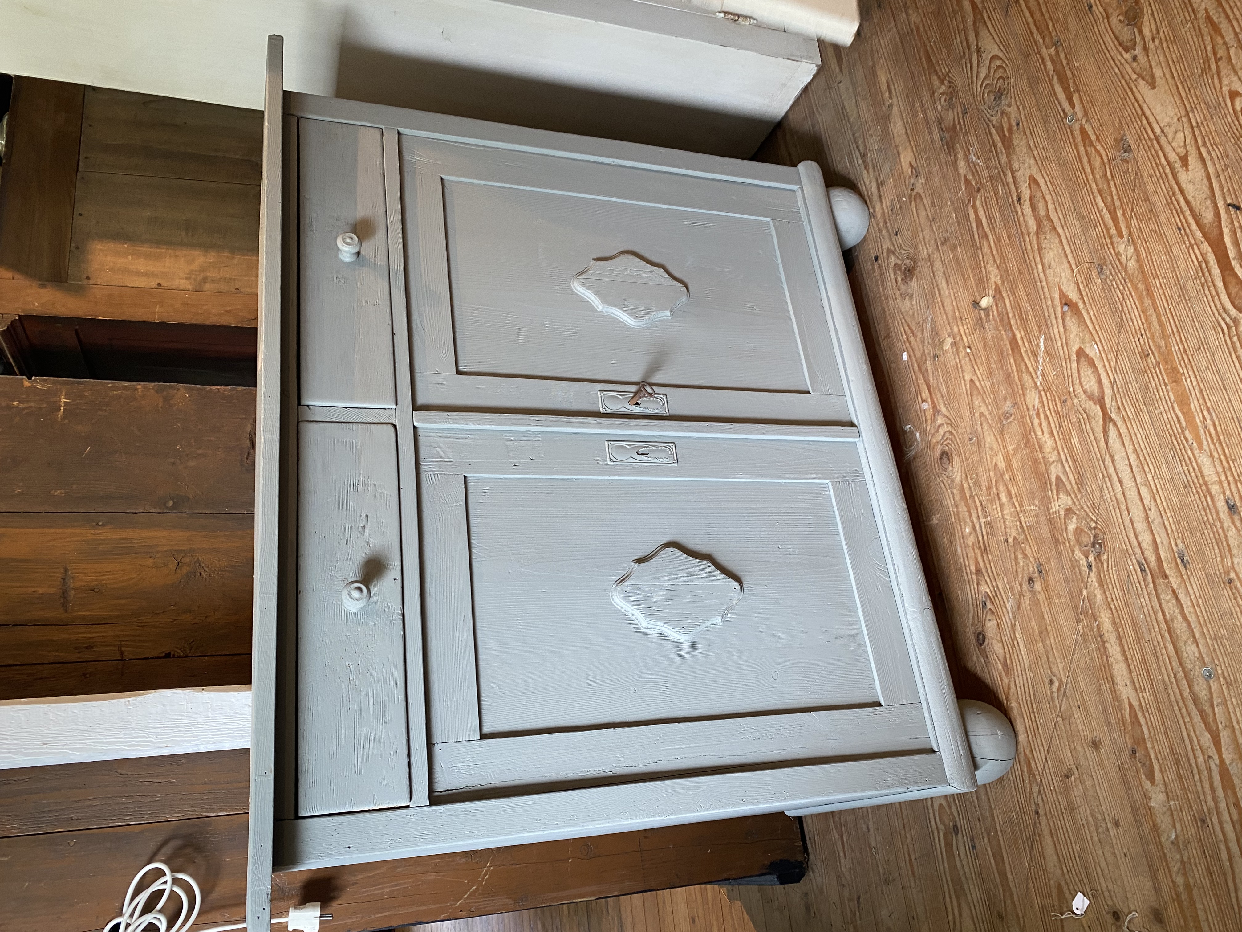 Grijze kast / commode met 2 bovenlades