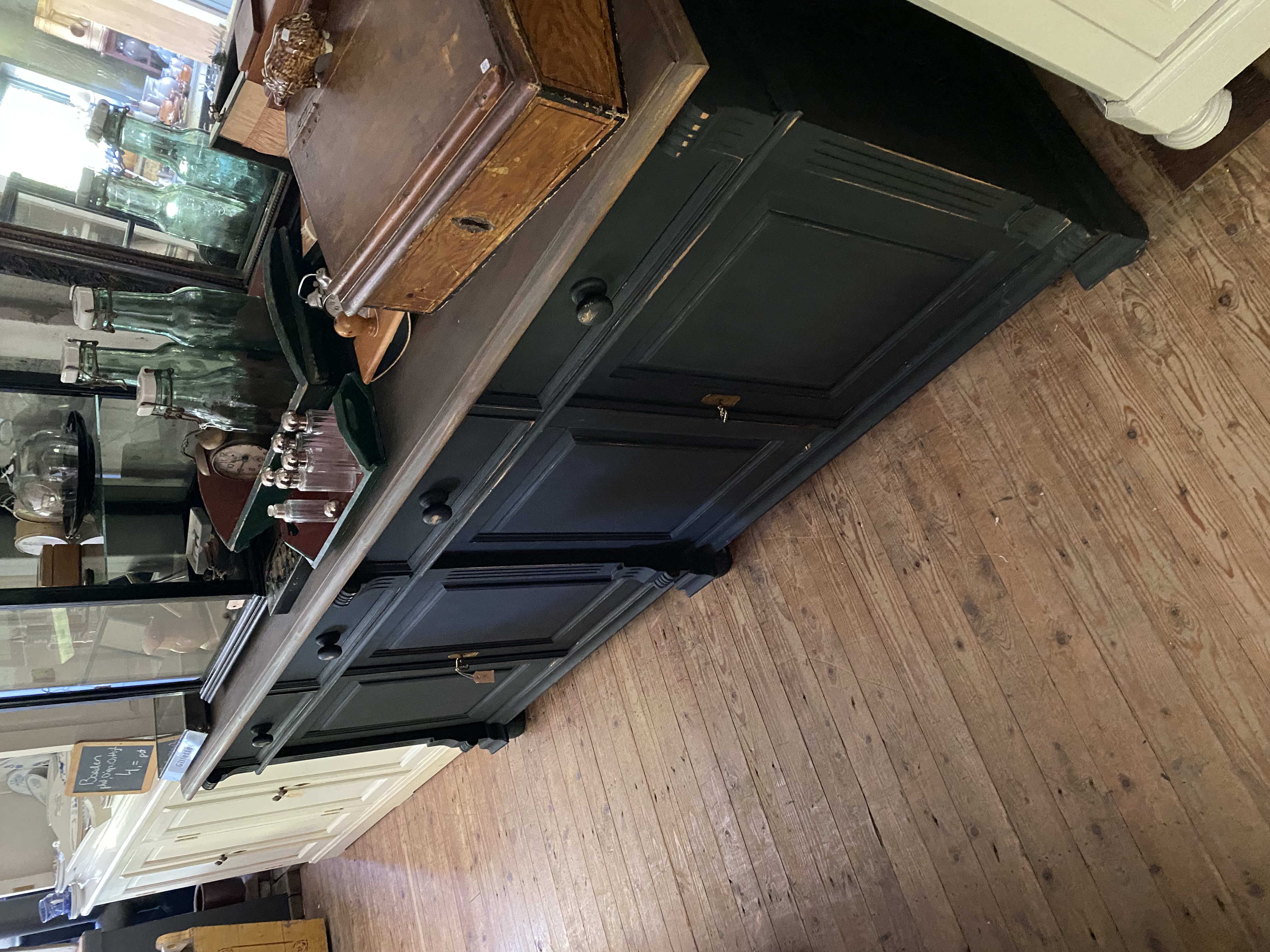 Zwart 4 deuren, en 4 laden dressoir