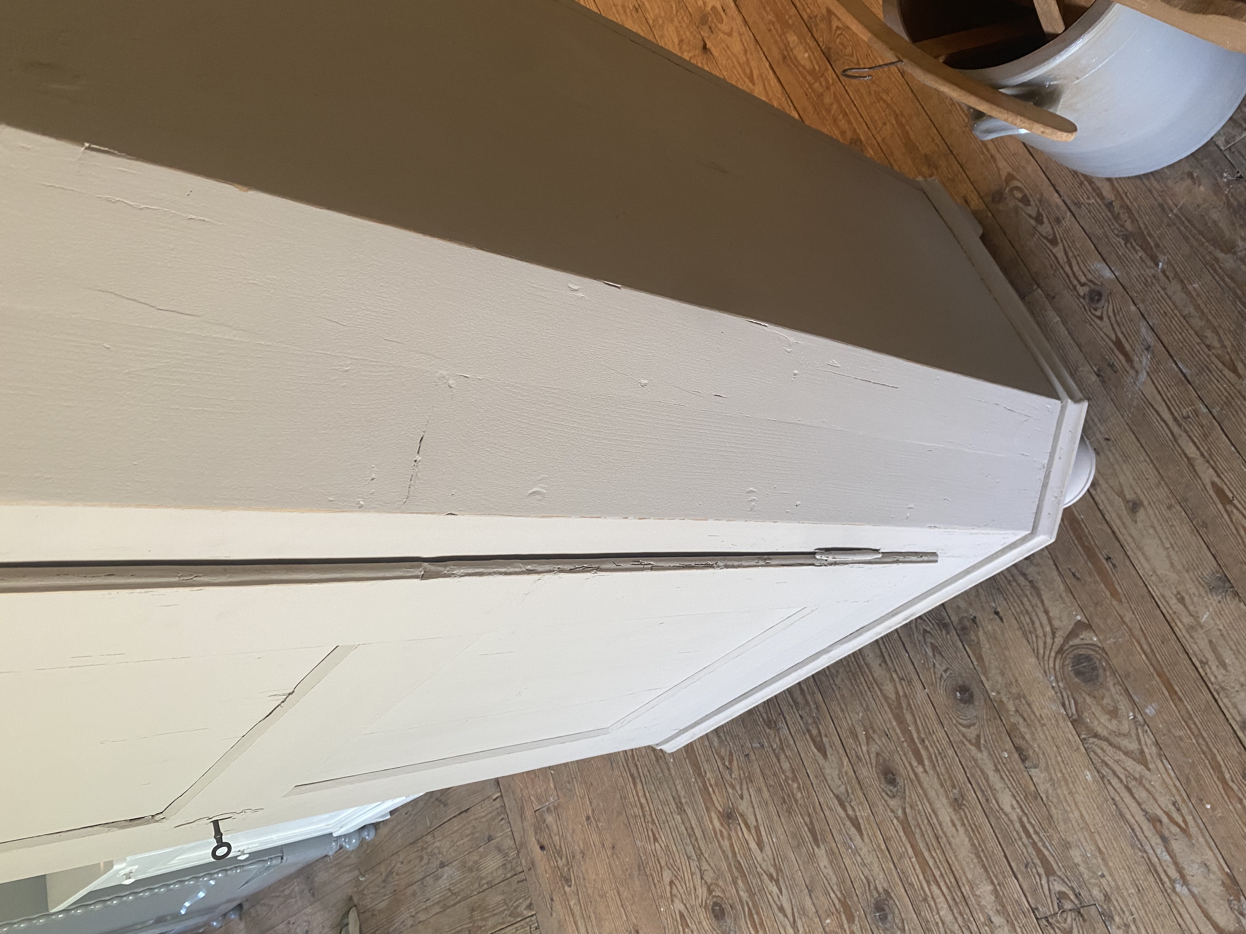 Oude taupe kleurige eendeurskast