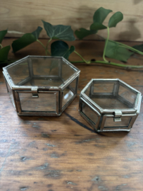 Twee zeskantige glazen doosjes