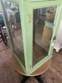 (Verkocht)Orginele oude groene vitrine.