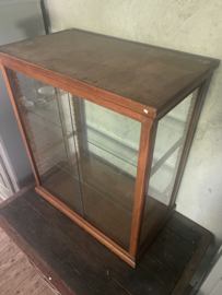 Grote orginele vitrine met schuifdeuren.