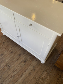 Grote stevige commode met veel opbergruimte.