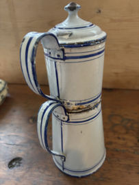 Heel oude emaille koffiepot met opstand