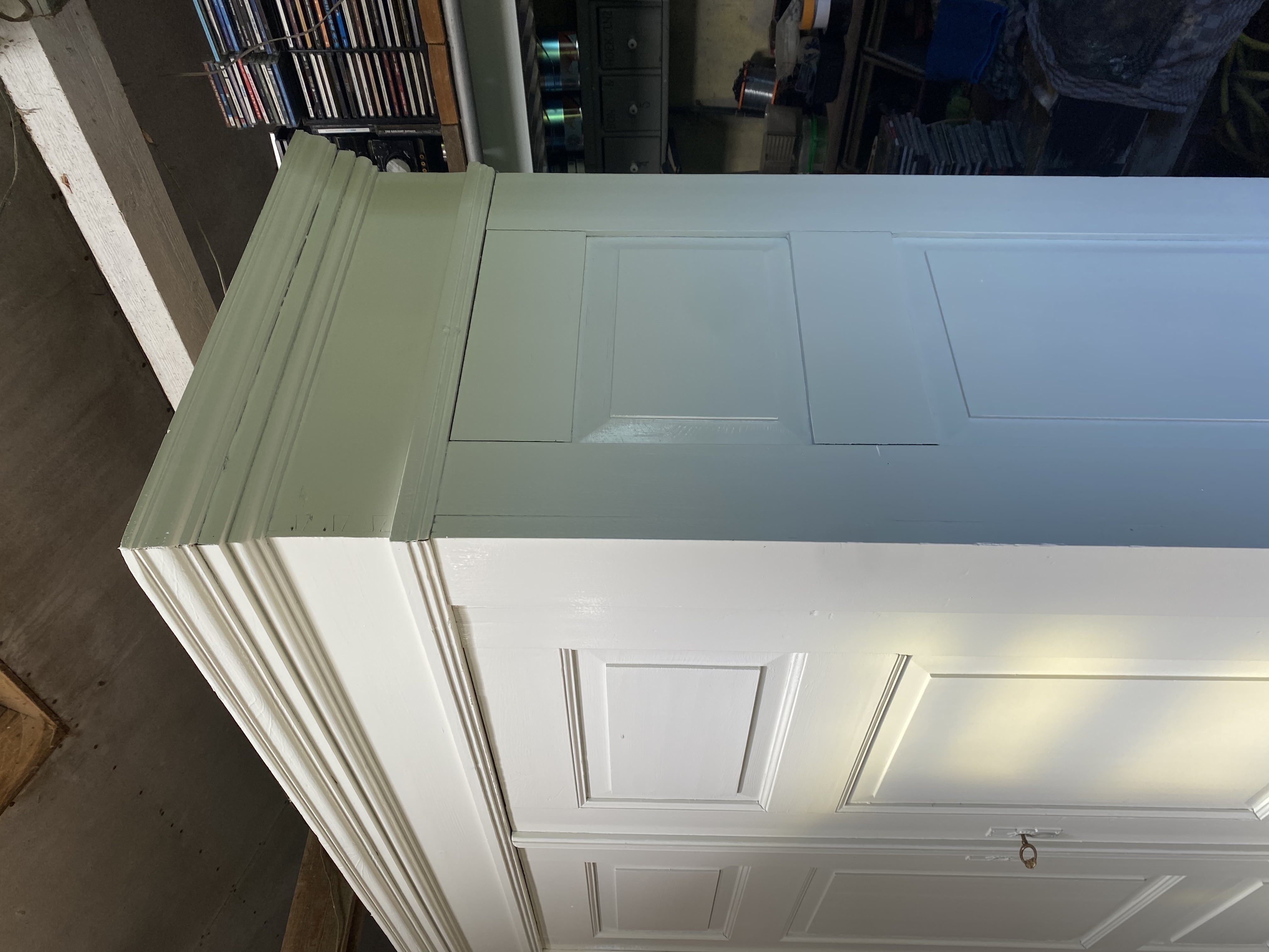 Grote roomwitte demontabele kast