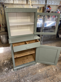 Groen vitrinekastje met onderkast.