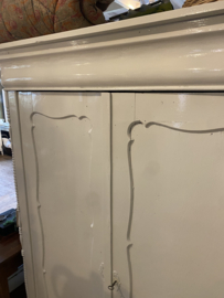 Grote roomwitte biedemeier meidenkast