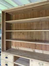 Oud grenen winkelkast. Kast is in 2 delen. ( onder/bovenkant )