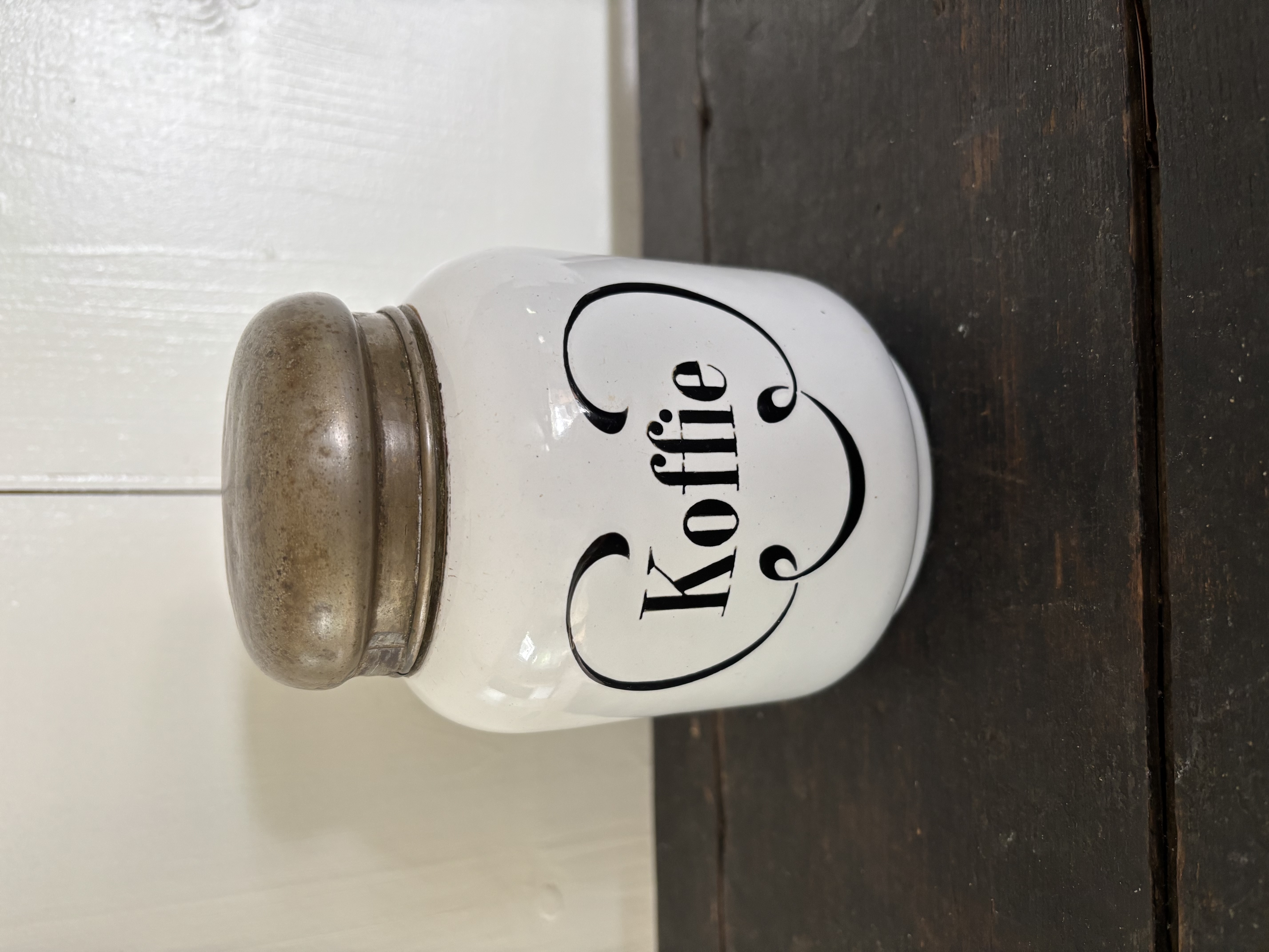 (Verkocht)Oude koffiebus wit met zwarte letter