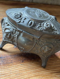(Verkocht)Metalen verlovingsringen doosje