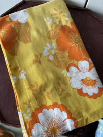 Gele sloop vintage bloemen