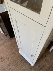 ( Verkocht ) Eendeurs vitrinekast met onderkast en deuren linksom open.