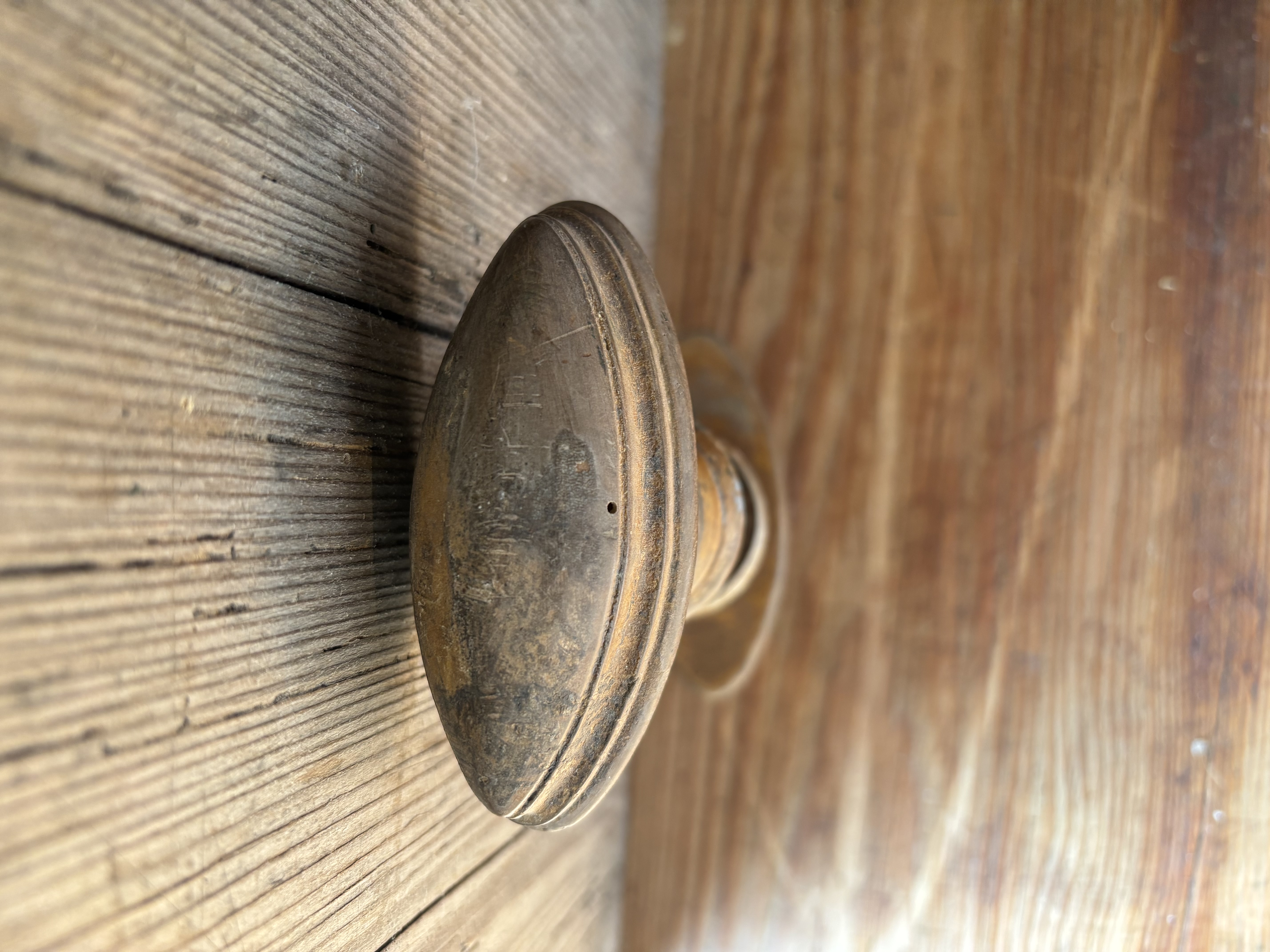 Dubbele houten knop met ijzeren rozetten nr 3