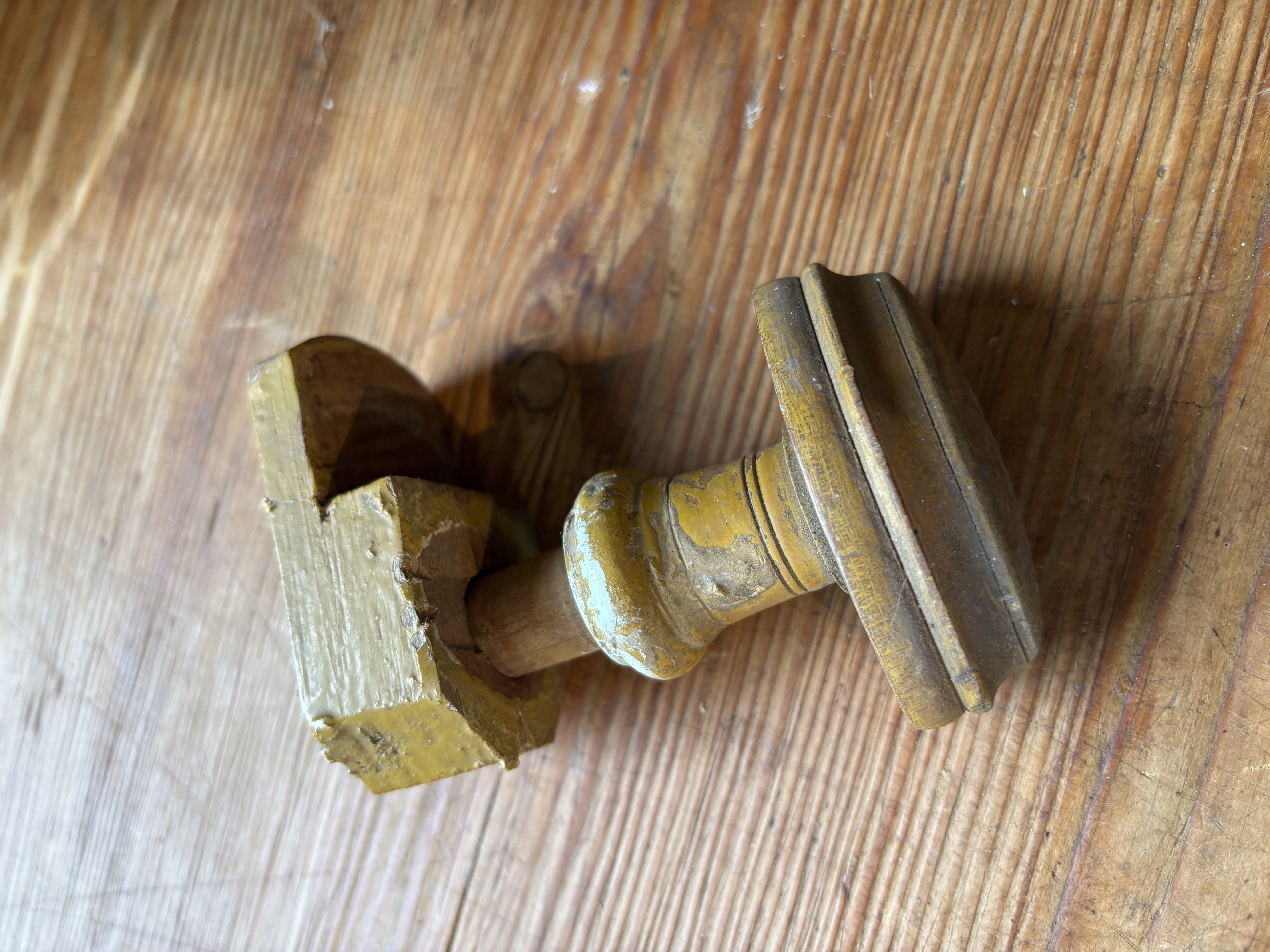 Kleine houtenknop met houten achterkant nr 21