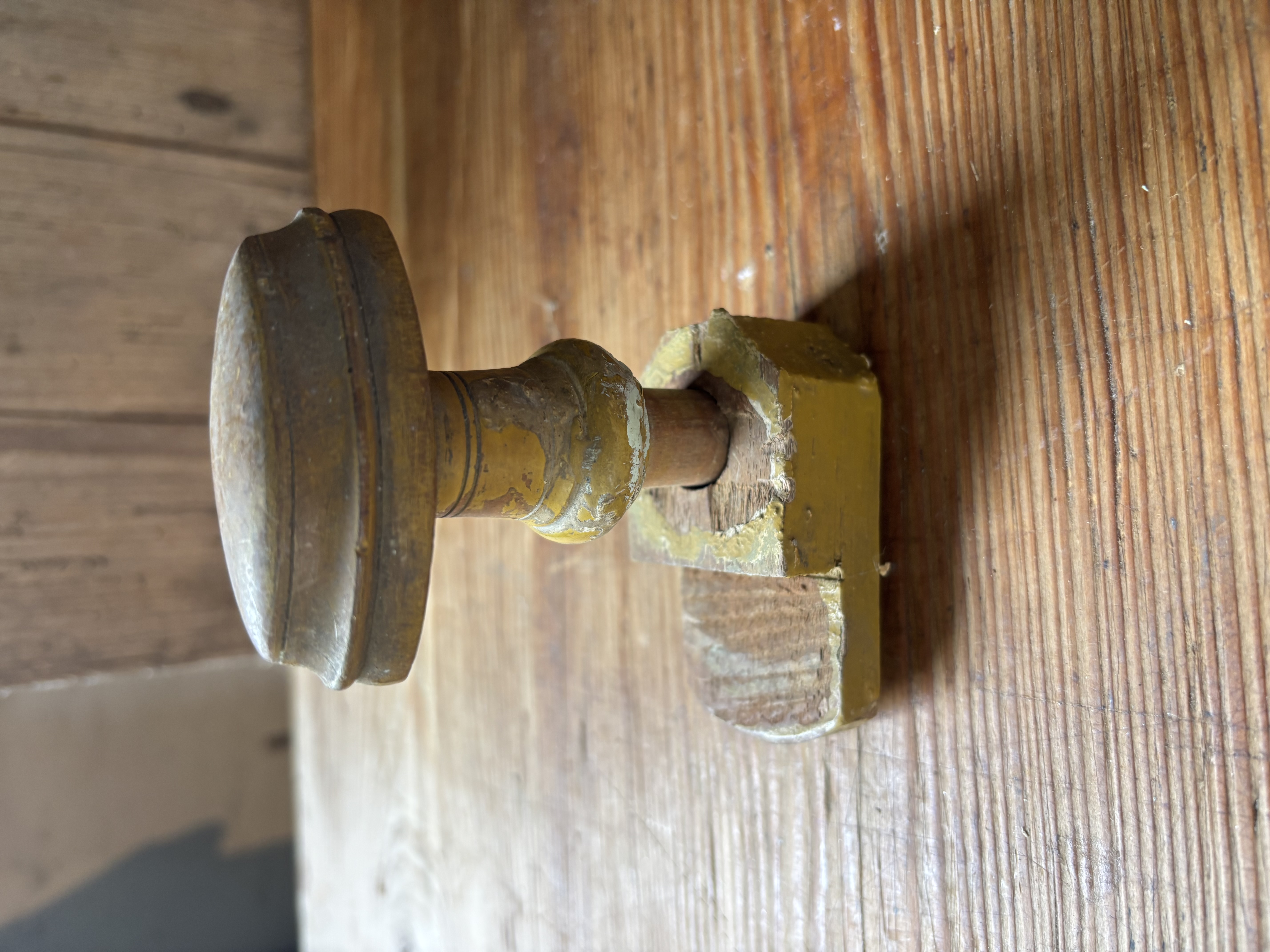 Kleine houtenknop met houten achterkant nr 21