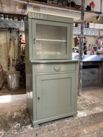 Groen vitrinekastje met onderkast.