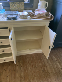 (Verkocht)Groot zandkleurig dressoir.
