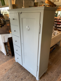 Prachtige grote grijze spekkast met 5 laden.