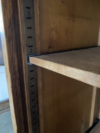 Roldeurkast met verstelbare planken.