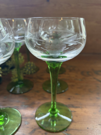 6 geslepen glazen op groene voet