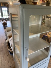 ( Verkocht ) Prachtige houten grijze vitrinekast.