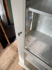 ( Verkocht ) Prachtige slanke vitrinekast.