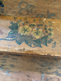 Houten doosje met bloemen