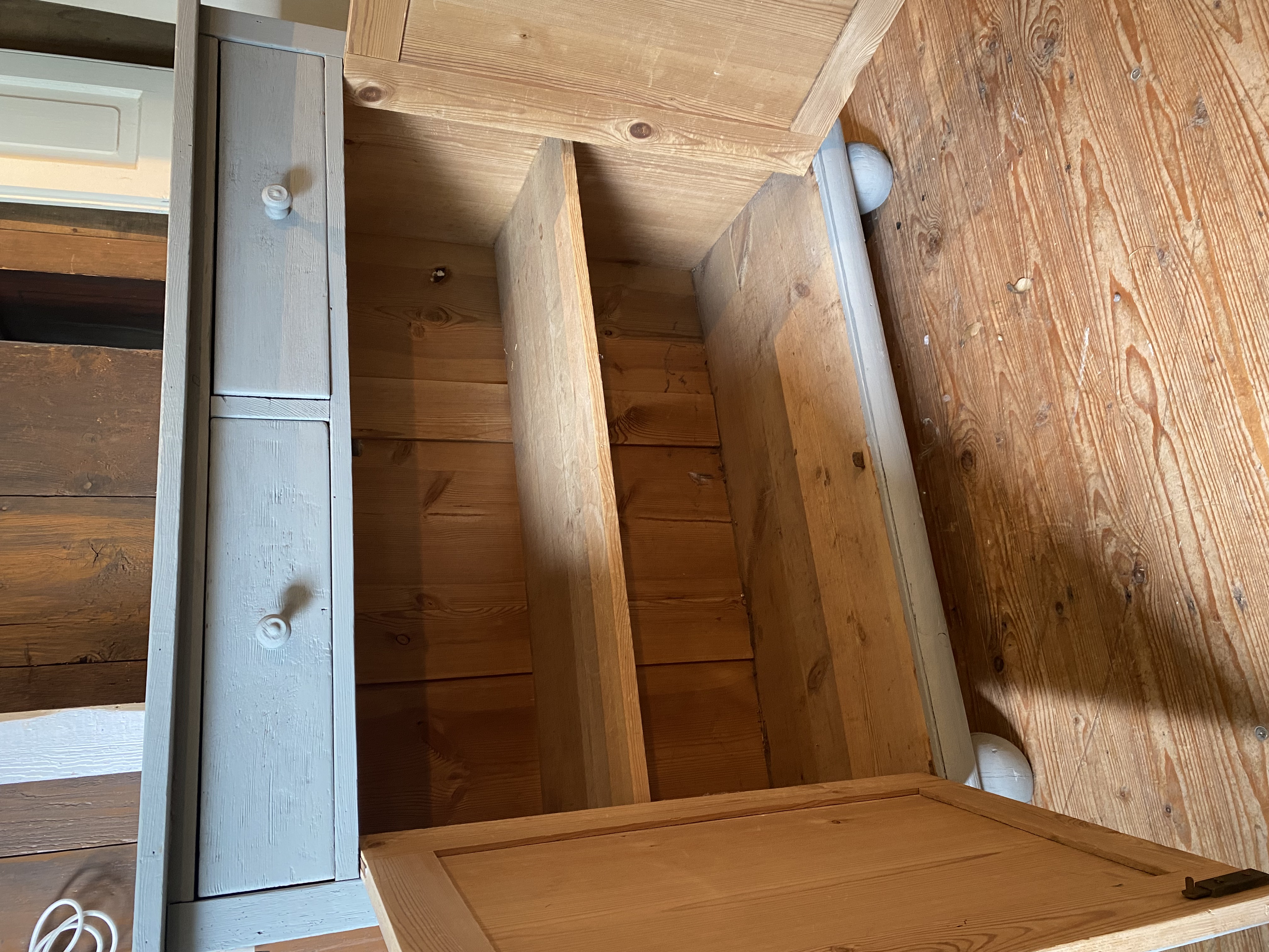 Grijze kast / commode met 2 bovenlades