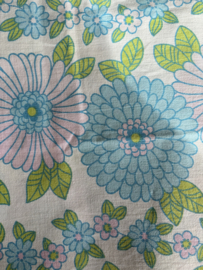 Sloop wit met blauwe bloemen en groene blaadjes