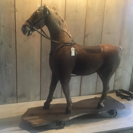 Groot paard op wielen