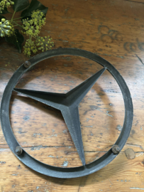 Groot keteltje Mercedes embleem