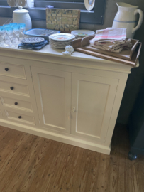 (Verkocht)Groot zandkleurig dressoir.
