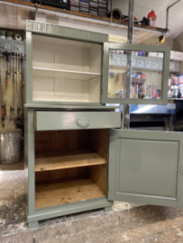 Groen vitrinekastje met onderkast.