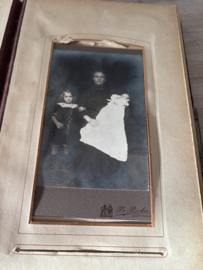 Fotoalbum gevuld met oude foto’s
